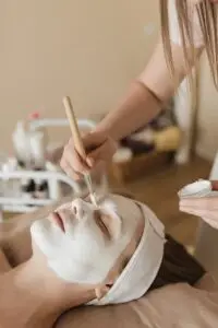 Gesichtsbehandlung in meinem Studio – Auftragen einer pflegenden Gesichtsmaske mit dem Pinsel