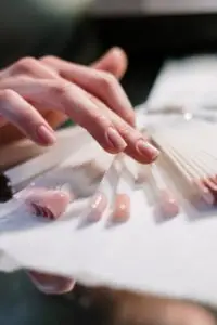 Gepflegte Hand mit Farbmustern für die Maniküre – Handpflege in meinem Studio in München