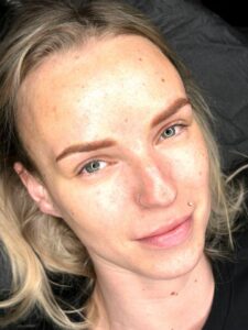 Junge Frau mit verheilten Powder Brows – natürliches Ergebnis aus meinem Studio in München