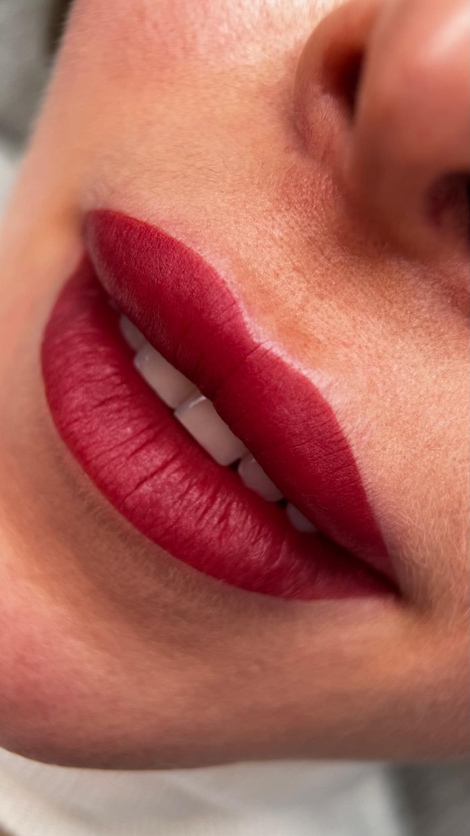 Lippen nachher mit satter burgunderroter Aquarell-Lips-Pigmentierung