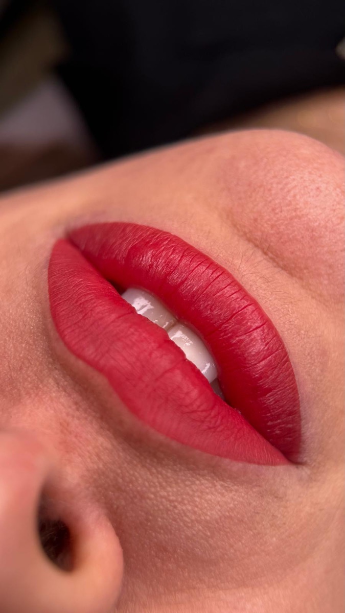 Lippen nachher mit leuchtend rotem Aquarell-Lips-Effekt, voller Look