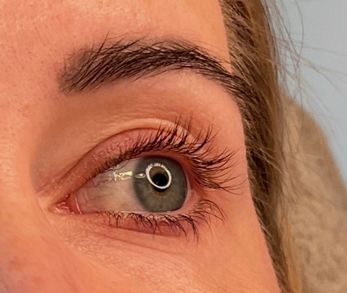 Auge vor Permanent-Lidstrich-Behandlung – natürlicher Wimpernkranz ohne Pigmentierung