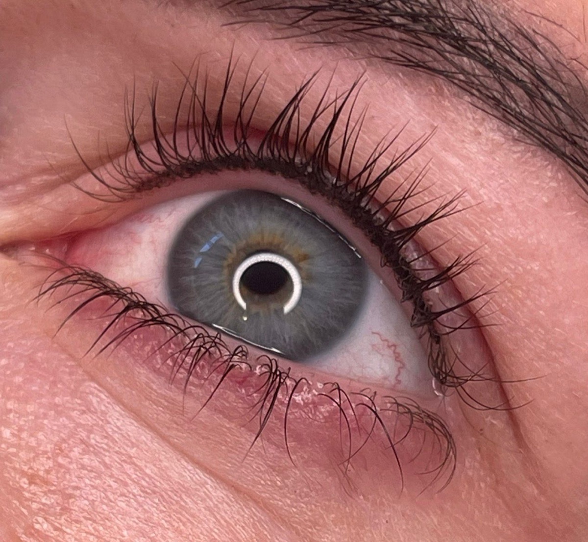 Auge mit klar definiertem Permanent-Make-up-Lidstrich am oberen Wimpernkranz