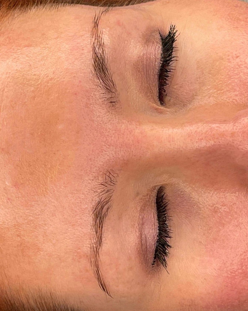Beide Augen mit schwachen, dünnen Augenbrauen vor Powder Brows Behandlung