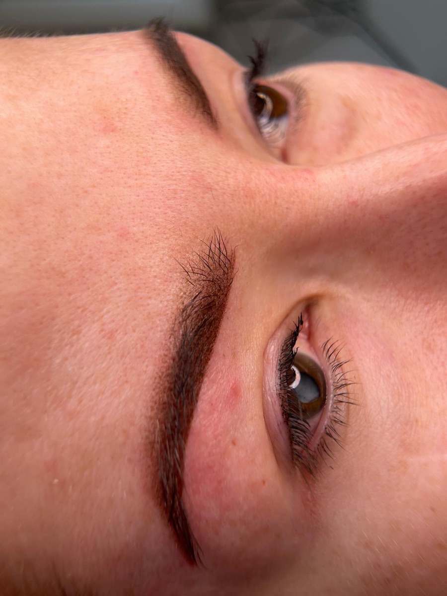 Powder-Brows-Augenbraue nach Behandlung – weicher Pulvereffekt, gleichmäßige Pigmentierung