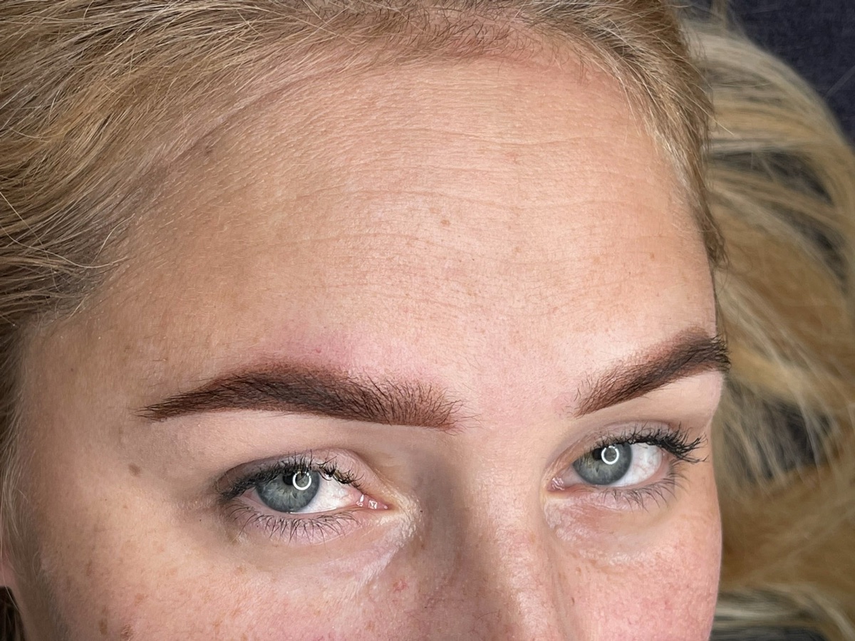 Augenbrauen nachher Powder Brows – warmes braunes Pigment, definierte Form