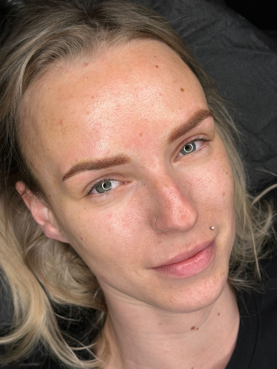 Gesicht mit pigmentierten Powder Brows in warmem Braunton, natürliches Ergebnis