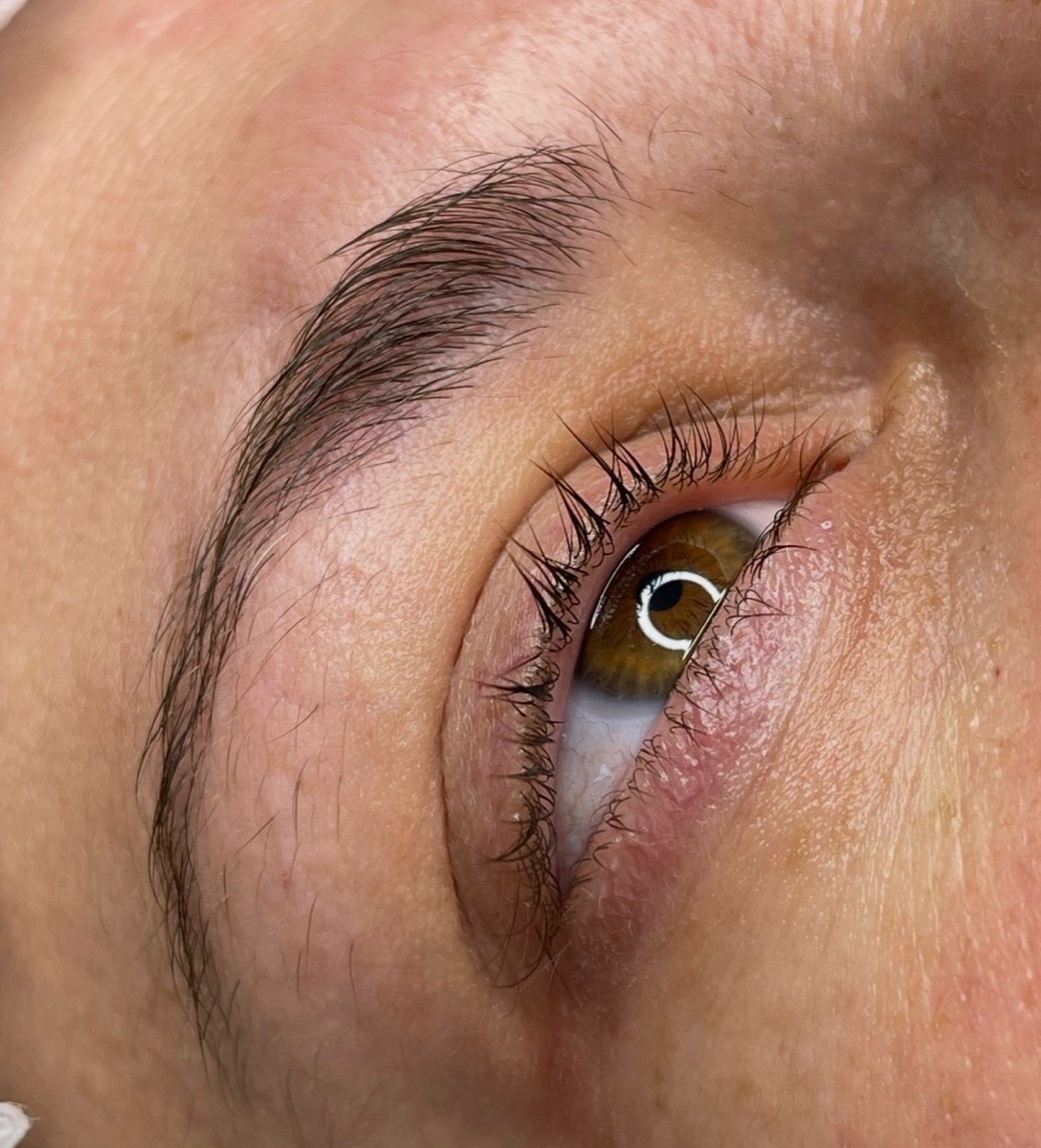 Natürliche Augenbraue vor Permanent Make-up – schwach pigmentiert, lückig im vorderen Bereich